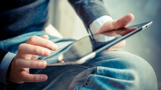 Mani di uomo con tablet